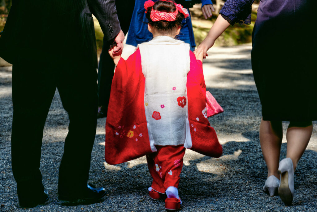 七五三のお参りへ行く親子