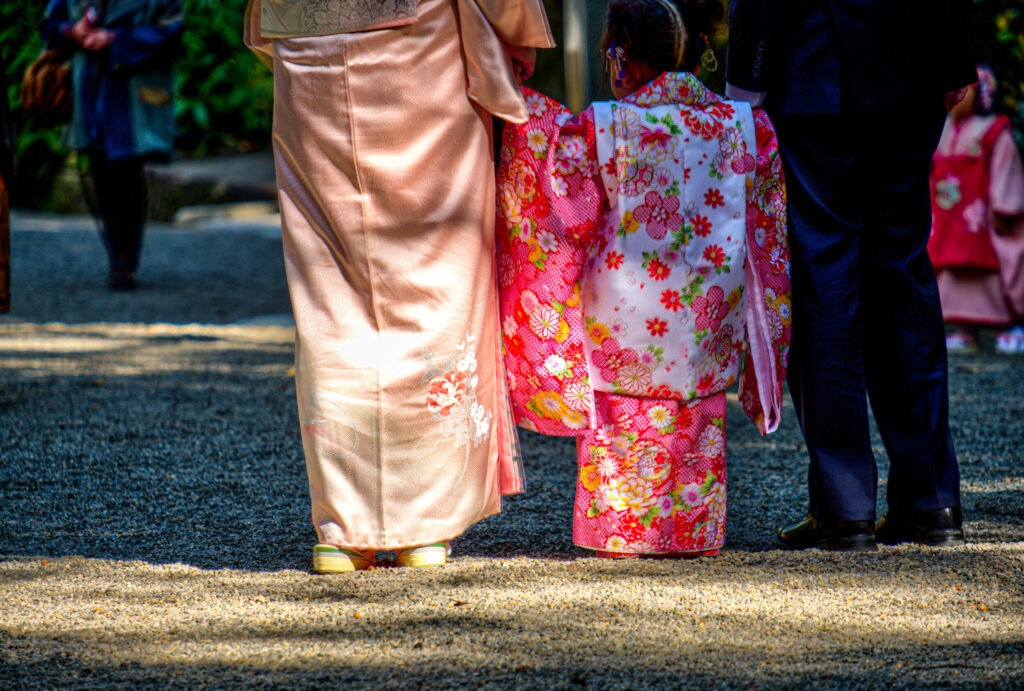 七五三のお参りへ行く親子