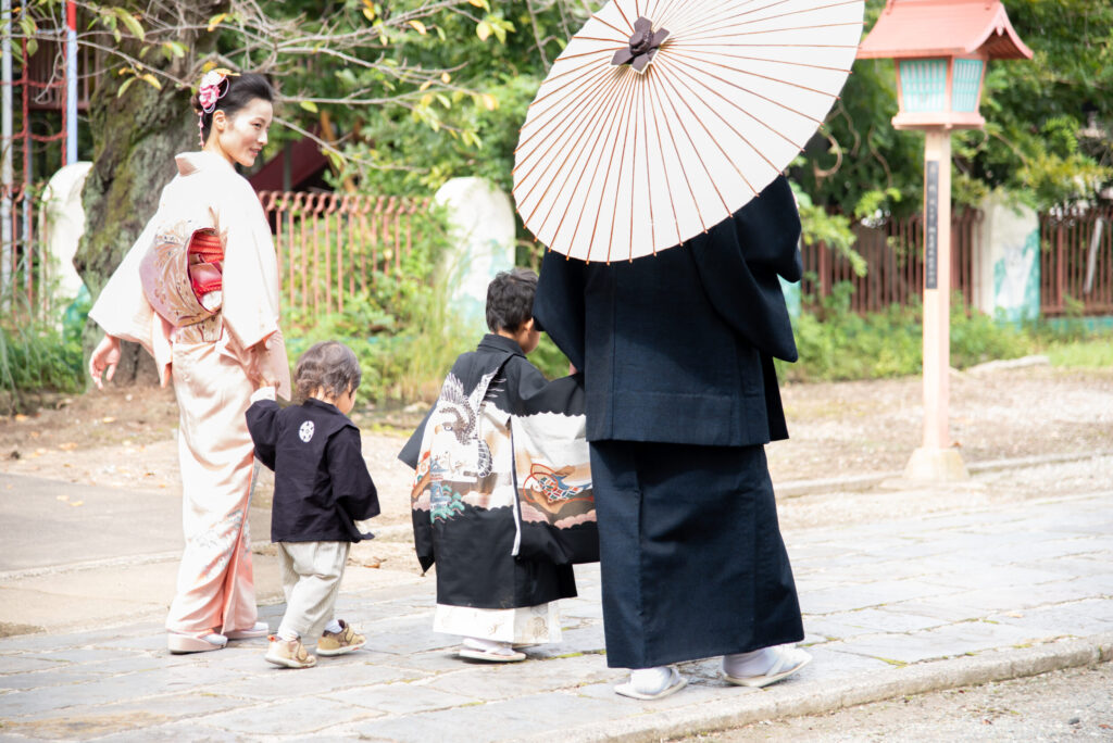 着物を着て家族で七五三のお参り