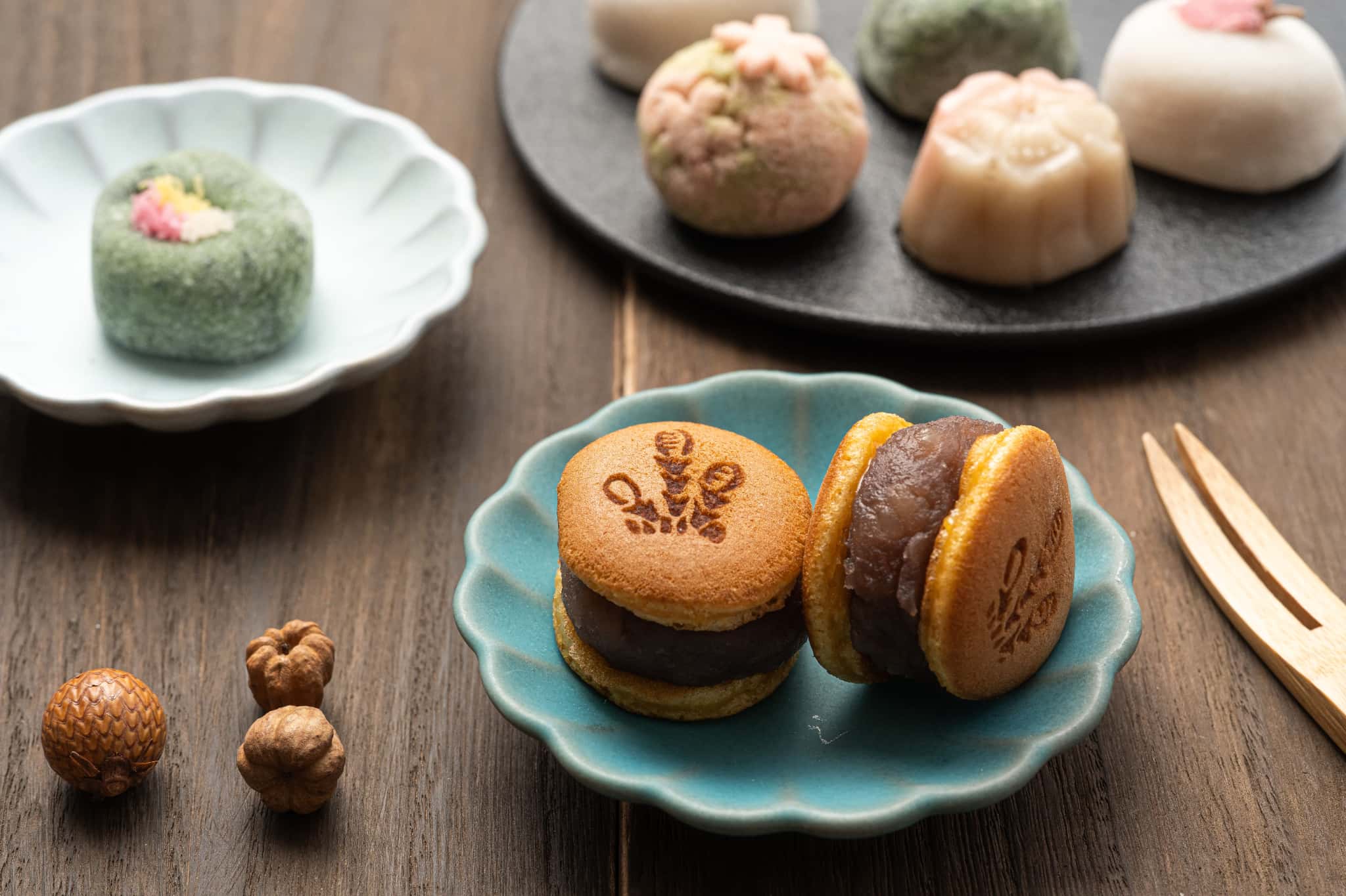 一口サイズのさまざまな和菓子が皿に分られている