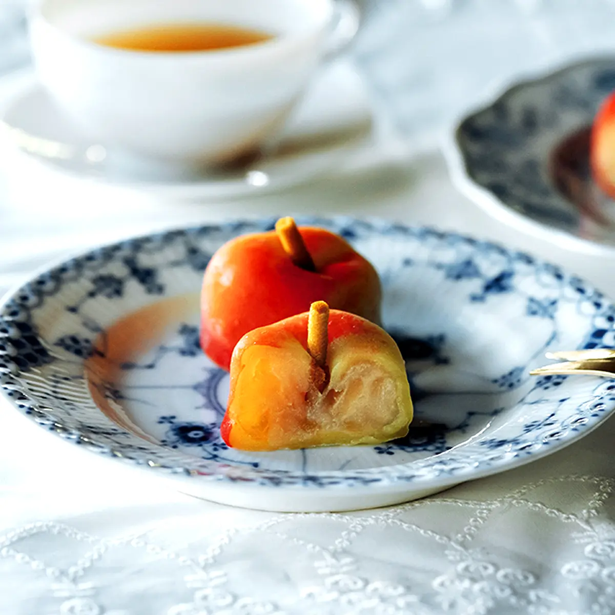 週末のごちそう 11月 「りんご大福」｜お菓子の香梅【公式】
