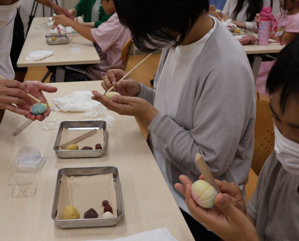 親子で上生菓子づくりを体験する様子