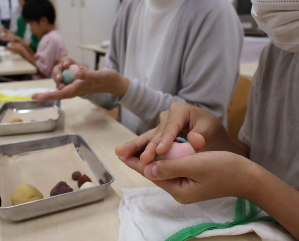 親子で上生菓子づくりを体験する様子