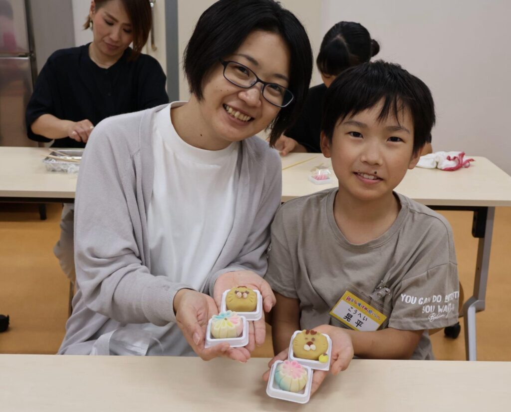 完成した上生菓子を手に取る親子