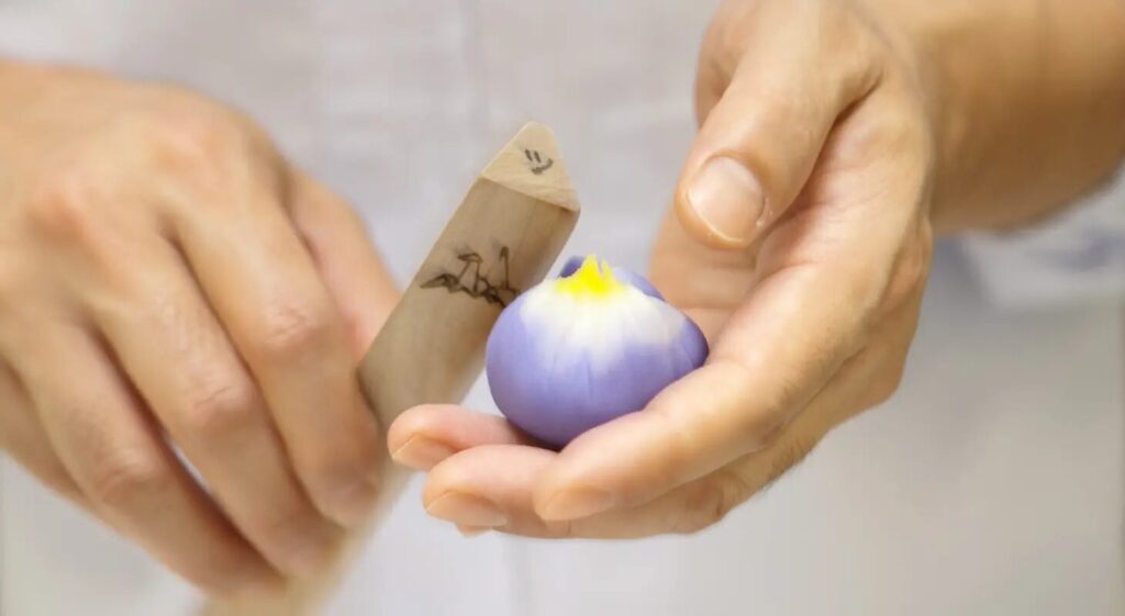 和菓子を作る職人の手元