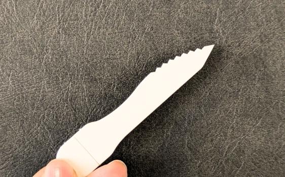 紙ナイフ。紙スプーンのような形で、刃先はギザギザ