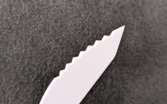 紙ナイフ。ギザギザの刃先